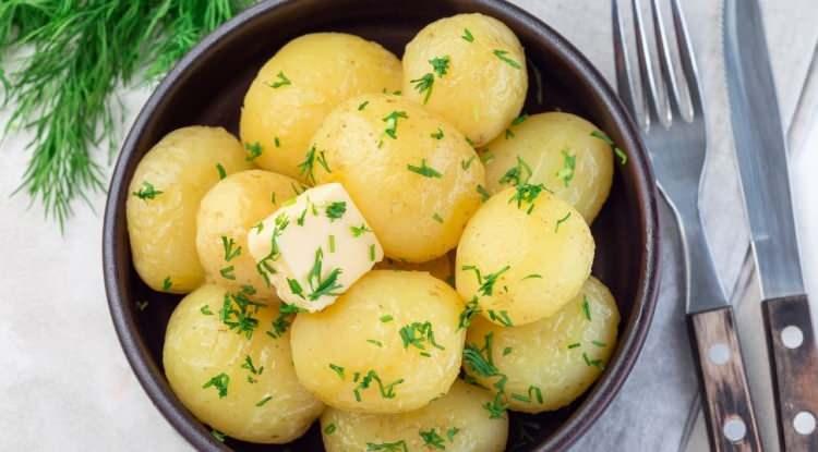 <p><strong>Herkesi şaşkına &ccedil;eviren diyetin detaylarını da paylaşan Taylor, patates ağırlıklı beslenmeyle g&uuml;nl&uuml;k demir ihtiyacının %600'&uuml;n&uuml;, C vitamini ihtiyacının ise %400'&uuml;n&uuml; karşıladığını ve y&uuml;ksek miktarda lif aldığını s&ouml;yledi.</strong></p>
