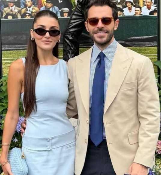 <p><span style="color:#B22222"><strong>SABANCI KARDEŞLER G&Ouml;ZALTINDA</strong></span></p>

<p>G&ouml;zaltına alınan isimler arasında en dikkati &ccedil;ekenler ise Hakan ile Kerim Sabancı oldu.&nbsp;</p>

<p>Sosyetenin g&ouml;zde ismi olan Hakan Sabancı, yaşadığı aşklarla g&uuml;ndemden d&uuml;şm&uuml;yor.</p>

<p>Sabancı ile birlikte uyuşturucudan g&ouml;zaltı kararı olan diğer isim ise 2 yıl ilişki yaşadığı isim Hande Er&ccedil;el...</p>

<p>Er&ccedil;el ve Sabancı &ccedil;iftinin, anne Arzu Sabancı'nın istememesi &uuml;zerine ayrıldıkları iddiaları g&uuml;ndemi uzun s&uuml;re meşgul etmişti.&nbsp;</p>
