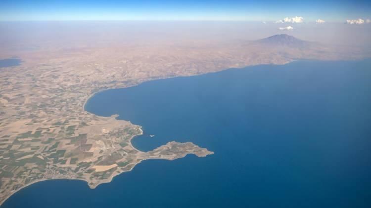 <p>Suların getirmiş olduğu besin tuzları burada güneş ışıklarıyla buluşarak biyolojik döngü başlıyor. Bu döngünün sonucunda inci kefallerinin gölde yaşayan inci kefallerinin ana besin kaynağı olan planktonları besini aslında üretmiş oluyoruz. Dolayısıyla Van Gölü aslında 7/24 çalışan koca bir fabrika gibi. Bu çalışması Van Gölü'nü ayakta tutuyor. Kendisini sürekli deniliyor