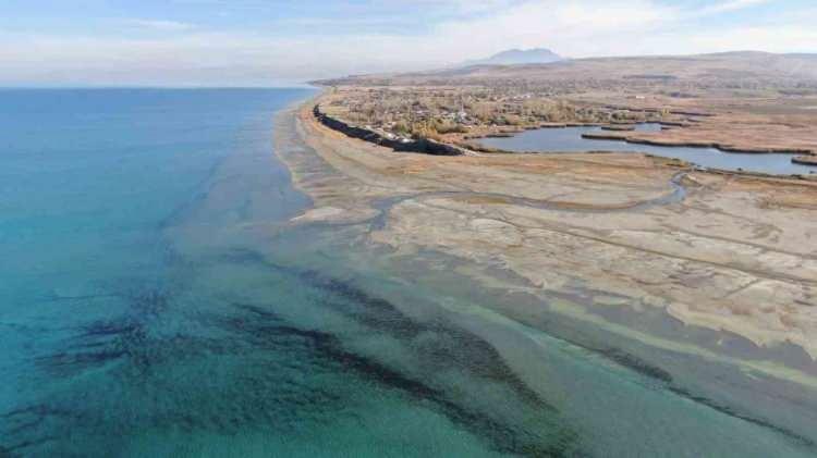 <p><em><strong>Bilimin penceresinden yaşayan bir organizma klorofil-a verileri bizim için sadece teknik bir ölçüm değil, gölün sağlığının bir karnesidir. Akarsu ağızlarından gelen besinlerin suyla nasıl harmanlandığını, inci kefalinin besin zincirinin nerede başladığını bu haritalar sayesinde net bir şekilde görebiliyoruz. Gölün bir köşesi diğerinden farklı tepki veriyor, sıcaklıkla beraber biyolojik tempo değişiyor. Yani karşımızda statik bir su kütlesi değil, her hücresiyle etkileşimde olan, dinamik ve yaşayan bir ekosistem var. Bu bir miras çağrısı. Bu veriler bize şunu söylüyor: Van Gölü sadece izlenecek bir manzara değil, korunması gereken canlı bir organizmadır. Suyun altındaki bu görünmez döngü bozulduğunda, gölün kalbi de durur. Bizim görevimiz, bu