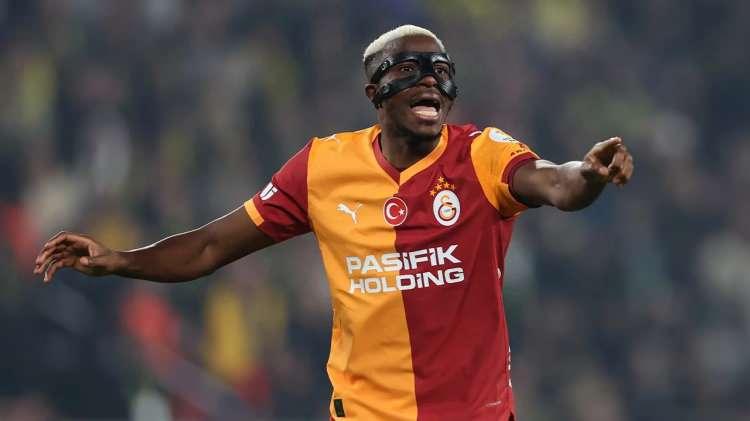 <p>Galatasaray'da Osimhen i&ccedil;in hedef ma&ccedil;ın ise Rams Park'ta oynanacak Fenerbah&ccedil;e ma&ccedil;ı olacağı ifade edilirken yıldız ismin bu karşılaşmaya yetiştirilmesi i&ccedil;in sağlık ekibinin yoğun mesai harcaması bekleniyor.</p>
