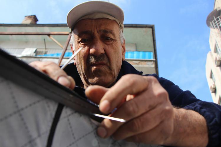 <p>Amasya'da yaşayan Ermeni asıllı Faruk Altınoğlu (72), 50 yıldır elinden d&uuml;ş&uuml;rmediği iğne-iplikle ekmek parasını &ccedil;ıkartıyor.<span style="color:#A52A2A"><strong><em> İşte kentteki son tanık&nbsp;Altınoğlu, ilgin&ccedil; yaşam &ouml;yk&uuml;s&uuml;...</em></strong></span></p>
