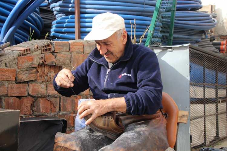 <p><span style="color:#A52A2A"><strong>"EKMEĞİNİ YİYİYP BU &Uuml;LKEYİ SEVMEMEK M&Uuml;MK&Uuml;N DEĞİL"</strong></span></p>

<p>&nbsp;</p>

<p>Altınoğlu, başka bir &uuml;lkede yaşamayacağını belirterek ş&ouml;yle konuştu:&nbsp;</p>

<p>&nbsp;</p>

<p><strong><em>"Babamın, annemin, babaannemin mezarı burada. <span style="color:#A52A2A">Bu &uuml;lkenin ekmeğini yiyip de bu &uuml;lkeyi sevmemek m&uuml;mk&uuml;n değil.</span> Ben Ermeni asıllı bir T&uuml;rk milliyet&ccedil;isiyim. &Uuml;lkemi seviyorum. Başka yerde yaşayamam."</em></strong></p>
