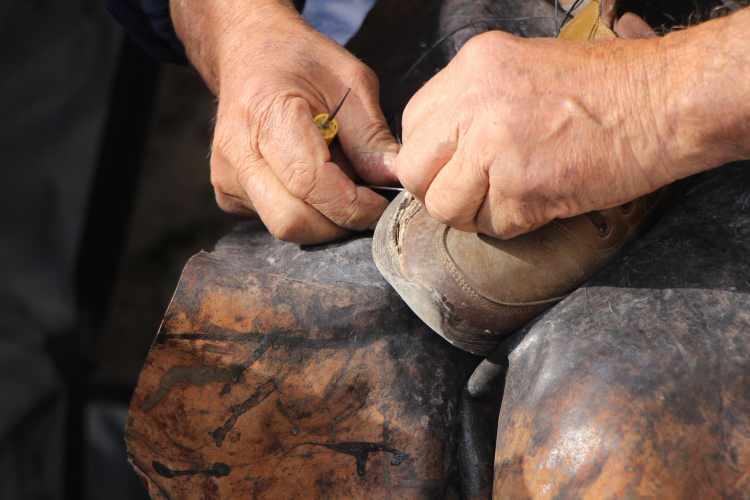 <p><span style="color:#A52A2A"><strong>EMEKLİ OLMASINA RAĞMEN MESELĞİNDEN KOPMADI</strong></span></p>

<p>&nbsp;</p>

<p>Bakırcılar Sokağı'nın k&ouml;şesindeki tamir tezgahından sağladığı kazan&ccedil;la emekli olan&nbsp;Altınoğlu, mesleğini s&uuml;rd&uuml;rmeye devam ediyor.&nbsp;</p>
