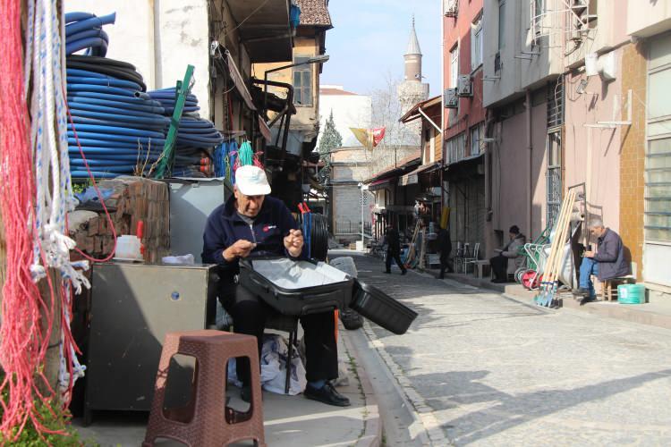 <p><span style="color:#A52A2A"><strong>"BELGESELİMİ &Ccedil;EKTİLER"</strong></span></p>

<p>&nbsp;</p>

<p><em><strong>"İğne, tığ ve iplikle eski ayakkabıları, &ccedil;antaları, terlikleri dikiyorum. C&uuml;zi bir para da kazansam bana yetiyor. Belgeselimi &ccedil;ektiler. &Ccedil;ok onurlandım."</strong></em></p>
