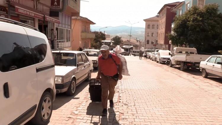 <p>Altınoğlu, dedesinden kalan eski ahşap bir evde T&uuml;rk eşi ile birlikte yaşamını s&uuml;rd&uuml;r&uuml;yor.&nbsp;</p>
