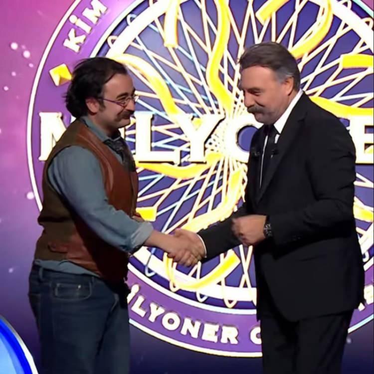 <p>Ekranların sevilen bilgi yarışması Kim Milyoner Olmak İster'e katılan 22 yaşındaki bir yarışmacı, g&ouml;r&uuml;n&uuml;m&uuml;yle sosyal medyada g&uuml;ndem oldu.&nbsp;</p>
