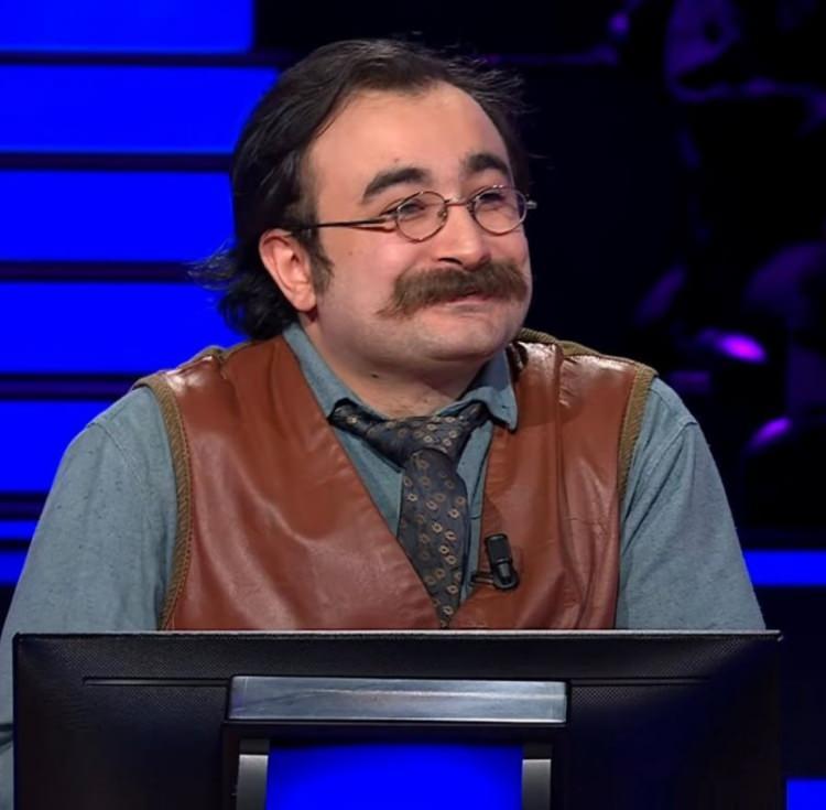 <p>Yarışmaya kendini tanıtmakla başlayan Talha &Ouml;zkaynak Ko&ccedil; &Uuml;niversitesi Arkeoloji ve Sanat Tarihi ve Sosyoloji 4. sınıf &ouml;ğrencisi olduğunu s&ouml;yledi ve <strong>''22 yaşındayım''</strong> deyince hem Oktay Kaynarca'yı hem de ekran başındakileri şaşırttı.&nbsp;</p>
