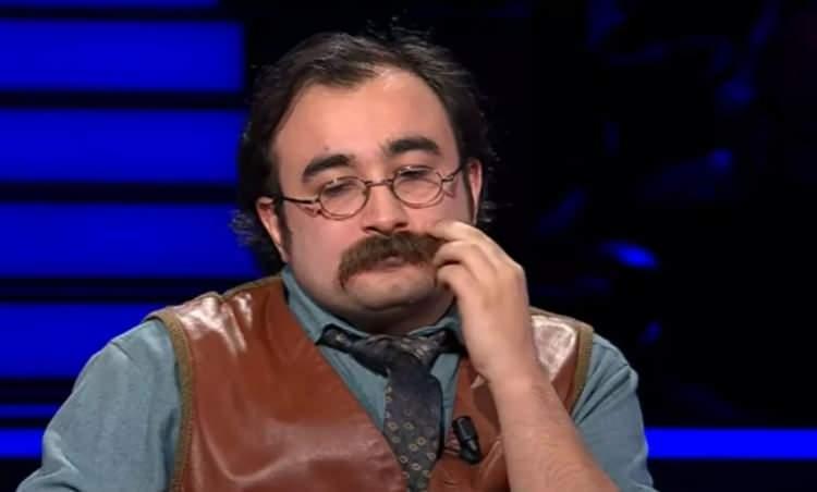 <p>Oktay Kaynarca'nın yaşamını sorduğu gen&ccedil;, <strong>"İstanbul'da doğdum b&uuml;y&uuml;d&uuml;m. Bir taraftan okul, bir taraftan da garsonluk derken hayatımı s&uuml;rd&uuml;rmeye &ccedil;alışıyorum. Belki biraz bıyıklardan b&uuml;y&uuml;k duruyorum Oktay Bey"</strong> ifadelerini kullandı.&nbsp;</p>
