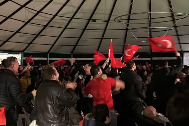 <p>A Milli Takım'ın zaferini bir&ccedil;ok vatandaş sokaklara inerek kutladı.</p>
