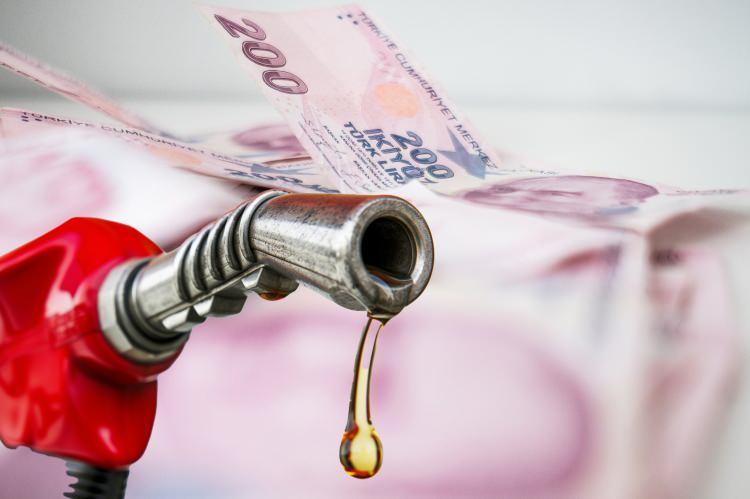 <p>Ortadoğu&rsquo;daki jeopolitik gerilim petrol fiyatlarını yukarı &ccedil;ekerken, mart ayında akaryakıtta sert zam dalgası kapıya dayandı. Ancak 4 Mart&rsquo;ta yeniden devreye alınan eşelmobil sistemi, bu artışların b&uuml;y&uuml;k b&ouml;l&uuml;m&uuml;n&uuml; perdeleyerek pompaya sınırlı yansımasını sağladı.</p>

<p>&nbsp;</p>
