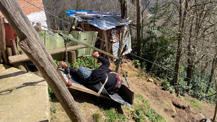 <p>Çayeli ilçesine bağlı Kaptanpaşa köyünde sarp arazi üzerine inşa edilen 2 katlı evde yaşayan Makbule Bozkurt, araç yoluna 110 metre uzaklıktaki evine ulaşmak için 20 yıl önce yük taşımak için kurulan teleferiği kullanıyor.</p>