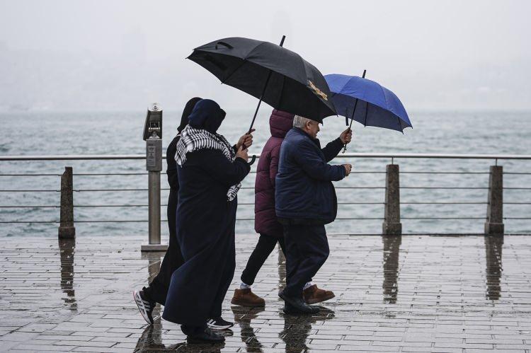 <p>İstanbul'un bir kez daha yağışlı hava sisteminin etkisi altına girmesi bekleniyor. Orta Akdeniz'den yola &ccedil;ıkan sistem Batı Akdeniz ile Ege B&ouml;lgesi'ni de etkileyecek.</p>

<p>&nbsp;</p>
