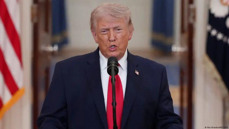 <p><span style="color:#B22222"><strong>"İRAN'I TAŞ DEVRİ'NE GERİ G&Ouml;NDERECEĞİZ"</strong></span></p>

<p>&nbsp;</p>

<p>ABD Başkanı Donald Trump, Ulusa Sesleniş konuşmasında İran'ı 2-3 hafta daha<span style="color:#B22222"><strong> "&ccedil;ok sert" vuracaklarını, bu &uuml;lkeyi "Taş Devri"ne geri g&ouml;t&uuml;receklerini</strong></span> s&ouml;yledi.</p>

<p>&nbsp;</p>

<p>İran'ı "&ccedil;ok sert vurmaya devam edeceklerini" s&ouml;yleyen Trump, "Onları ait oldukları yere, Taş Devri'ne geri g&ouml;t&uuml;receğiz" dedi.</p>

<p>&nbsp;</p>

<p>Bu a&ccedil;ıklamanın hemen peşinden Washington'un t&uuml;m hedeflerine ulaştığını savunarak başarıları ile &ouml;v&uuml;nd&uuml;.</p>
