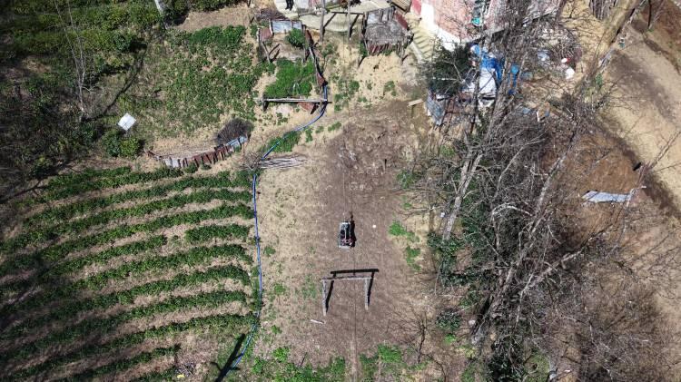 <p>Rize'nin Çayeli ilçesinde görenleri hayrete düşüren ulaşım aracı, 20 yıldır bir ailenin eve gidiş yöntemi oldu. </p>