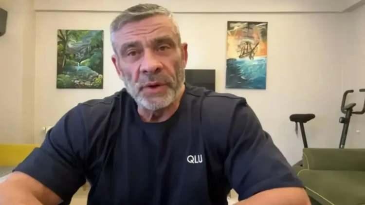 <p><strong>Fitness i&ccedil;erikleri ve motivasyon videolarıyla tanınan sosyal medyada 'Kadir Hoca' olarak tanınan sosyal medya fenomeni Kadir &Ouml;zkaraaslan, hakkında y&uuml;r&uuml;t&uuml;len soruşturma kapsamında tutuklanarak Bakırk&ouml;y Metris Cezaevi'ne sevk edildi.</strong></p>
