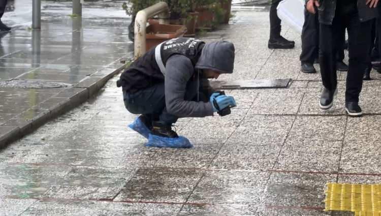 <p>Olay, d&uuml;n saat 10.30 sıralarında Nispetiye Mahallesi Aytar Caddesi'nde meydana geldi. Edinilen bilgiye g&ouml;re Muhammed S., caddedeki banka şubesine geldi. İ&ccedil;eri giren ş&uuml;pheli banka m&uuml;d&uuml;r&uuml; &Ouml;zlem G.E.&rsquo;nin boğazına elindeki bı&ccedil;ağı dayadı. G&uuml;venlik g&ouml;revlisi Ferhat D.&rsquo;ye silahını bırakmasını s&ouml;yledi. Silahı alan ş&uuml;pheli dışarı &ccedil;ıkarak havaya 1 el ateş a&ccedil;tı.</p>
