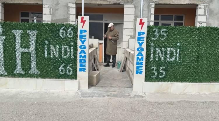 <p>Edinilen bilgiye g&ouml;re, Bayır Mahalle Bağlar Sokak'ta M.D. (61) isimli şahsın ikamet ettiği evin &ccedil;atısına ve &ccedil;evresine "Peygamber' "66", "Mesih", "İsa" ve "35" gibi &ccedil;eşitli yazılar yazıldığını g&ouml;ren vatandaşların ihbarı &uuml;zerine olay yerine polis ve zabıta ekipleri sevk edildi.</p>
