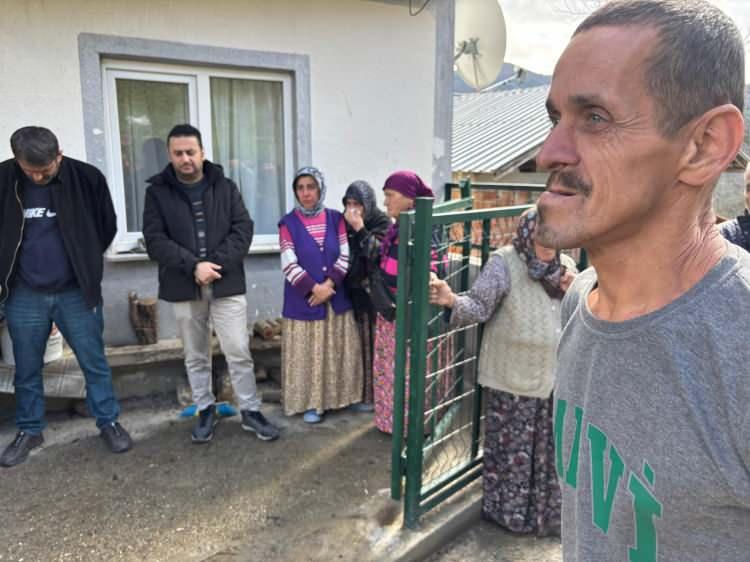 <p><span style="color:#A52A2A"><strong>AĞABEYİDE 3 YIL &Ouml;NCE &Ouml;LM&Uuml;Ş</strong></span></p>

<p>&nbsp;</p>

<p>Bakımını &uuml;stlenenler bir bir hayatını kaybetti &Ouml;te <span style="color:#A52A2A"><strong><em>yandan, Engin Kalender'in ise 3 yıl &ouml;nce annesi ile kardeşlerine bakan ağabeyi Ersin Kalender'in</em></strong></span> <span style="color:#A52A2A"><strong><em>ge&ccedil;irdiği trafik kazasında hayatını kaybetmesi sonucu</em></strong></span> yaşadığı İstanbul'dan k&ouml;y&uuml;ne geri d&ouml;nerek, annesi ve kardeşlerinin bakımını &uuml;stlendiği &ouml;ğrenildi.</p>
