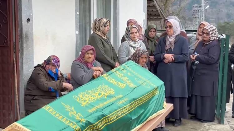 <p><span style="color:#A52A2A"><strong>BAKANLIĞA BİLDİRİLDİ&nbsp;</strong></span></p>

<p>&nbsp;</p>

<p>Engelli anne ve &ccedil;ocuklarının durumunun yetkililere bildirilmesi &uuml;zerine konu hakkında Aile Sosyal Hizmetler il&ccedil;e M&uuml;d&uuml;rl&uuml;ğ&uuml; tarafından inceleme başlatıldı.</p>

<p>&nbsp;</p>

<p>İlk etapta huzur evine alınması d&uuml;ş&uuml;n&uuml;len ailenin, agresif tavırları nedeniyle huzurevinde barınamayacağını belirten k&ouml;yl&uuml;ler, hayırseverlerden destek istedi.</p>
