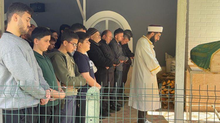 <p>Engin Kalender'in naaşı, kılınan cenaze namazını m&uuml;teakiben k&ouml;y mezarlığına defnedildi.&nbsp;</p>
