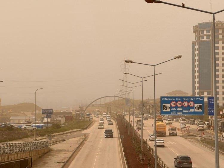 <p>Hatay'da da kent merkezi ve bazı il&ccedil;elerde etkili olan toz taşınım nedeniyle g&ouml;ky&uuml;z&uuml;nde puslu bir g&ouml;r&uuml;n&uuml;m oluştu.</p>

<p>Meteoroloji yetkililerinden alınan bilgiye g&ouml;re, kentteki toz taşınımının yarın akşam saatlerine kadar etkisini s&uuml;rd&uuml;receği &ouml;ğrenildi.</p>

<p>&nbsp;</p>
