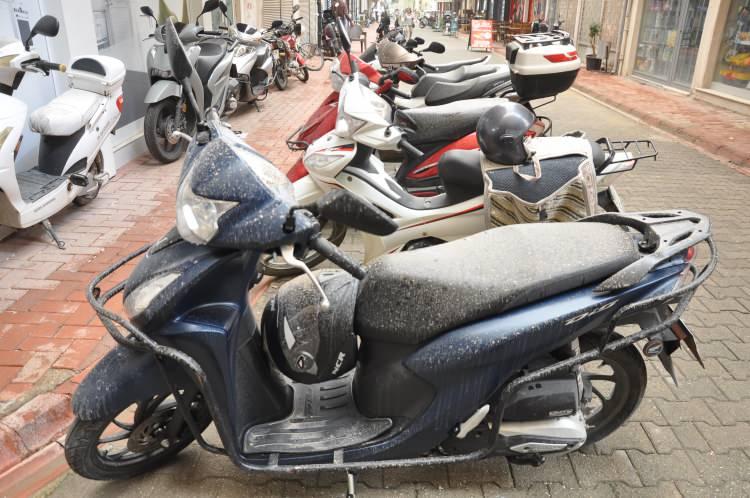 <p>Mersin'de kent merkezi ile Bozyazı, Silifke, Tarsus il&ccedil;elerinde toz taşınımı etkili oldu.</p>

<p>&nbsp;</p>
