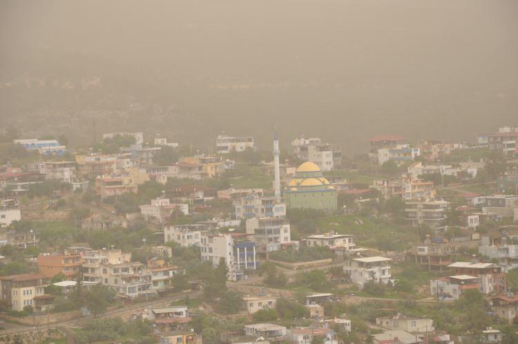 <p>Taşınım nedeniyle ara&ccedil;ların &uuml;zeri tozla kaplandı, bazı yerlerde g&ouml;r&uuml;ş mesafesi d&uuml;şt&uuml;.</p>
