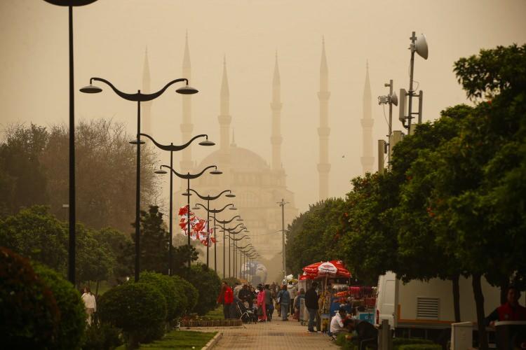 <p>Adana'da toz taşınımı hayatı olumsuz etkiledi. Kentte etkisini g&ouml;steren toz taşınımı nedeniyle g&ouml;r&uuml;ş mesafesi ve hava kalitesi d&uuml;şt&uuml;.</p>

<p>&nbsp;</p>
