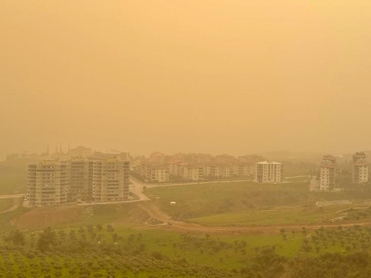 <p>Osmaniye'de toz taşınımı hayatı olumsuz etkiledi. Kent, havadan g&ouml;r&uuml;nt&uuml;lendi.</p>

<p>&nbsp;</p>
