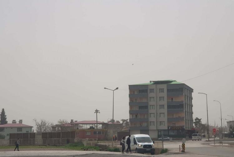 <p>Gaziantep kent merkezinde etkisini g&ouml;steren toz taşınımı nedeniyle g&ouml;r&uuml;ş mesafesi ve hava kalitesi d&uuml;şt&uuml;.</p>

<p>Kentte ara&ccedil;lar &uuml;zerinde toz birikintileri oluştu.</p>

<p>İslahiye il&ccedil;esinde de toz taşınımı hayatı olumsuz etkiledi.</p>

<p>Taşınım nedeniyle ara&ccedil;ların &uuml;zeri tozla kaplandı, bazı yerlerde g&ouml;r&uuml;ş mesafesi d&uuml;şt&uuml;.</p>
