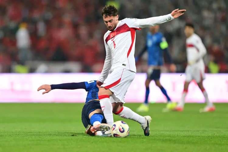 <p><strong>BBC:&nbsp;</strong>T&uuml;rkiye, Kerem Akt&uuml;rkoğlu'nun gol&uuml;yle Kosova'yı play-off'ta yenerek 24 yıl sonra ilk kez D&uuml;nya Kupası'na katılma hakkı kazandı. Bu zafer, &uuml;st &uuml;ste beş başarısız elemenin ardından gelen bir seriyi sona erdirdi.</p>
