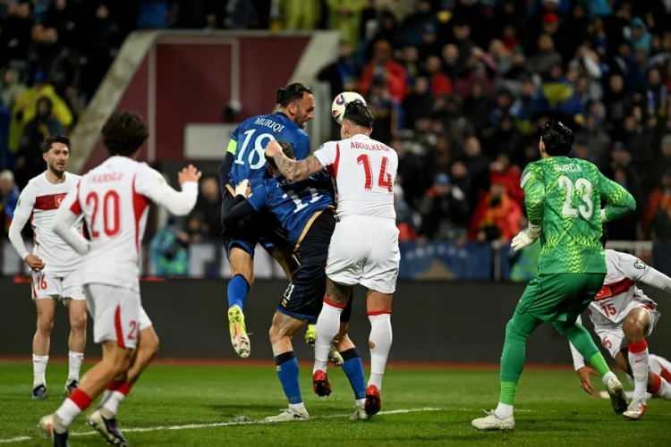 <p><strong>Epoka E Re:</strong> R&uuml;ya sona erdi. Kosova Milli Takımı, play-off finalinde T&uuml;rkiye'ye 1-0 mağlup olarak D&uuml;nya Kupası'na katılma şansını yitirdi. Gol&uuml;n ardından skor değişmese de Kosovalı futbolcular karakterlerini g&ouml;sterdi ve son saniyeye kadar savaştı.</p>
