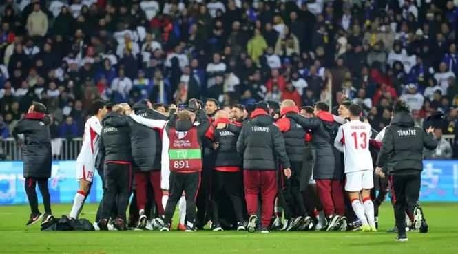 <p>Kenan Yıldız ve takım arkadaşları, Zhegrova'nın Kosova'sını deplasmanda yenerek play-off finaline y&uuml;kseldi. Priştine'deki ma&ccedil;ta Akt&uuml;rkoğlu'nun gol&uuml; galibiyeti getirdi.</p>
