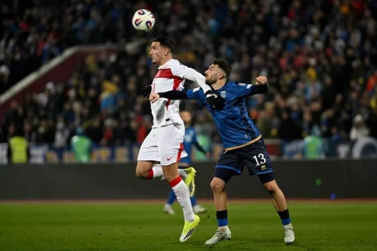 <p>Vincenzo Montella'nın milli takımı, eski Lazio oyuncusu Vedat Muriqi ve Fisnik Asllani'nin formasını giydiği Kosova'yı zorlu ve &ccedil;ekişmeli bir ma&ccedil;ta mağlup etti. İlk yarıda &ccedil;ekişmeli ge&ccedil;en ma&ccedil;ta, konuk ekip ikinci yarının başlarında Kerem Akt&uuml;rkoğlu'nun yakın mesafeden yaptığı vuruşla gol&uuml; buldu. Kosova, Zhegrova'yı oyuna sokarak atak başlattı ve ma&ccedil;ın son dakikalarında Rashica'yla neredeyse eşitliği yakalıyordu. Ma&ccedil;ın sonunda Vincenzo Montella'nın T&uuml;rkiye'si galip geldi.</p>
