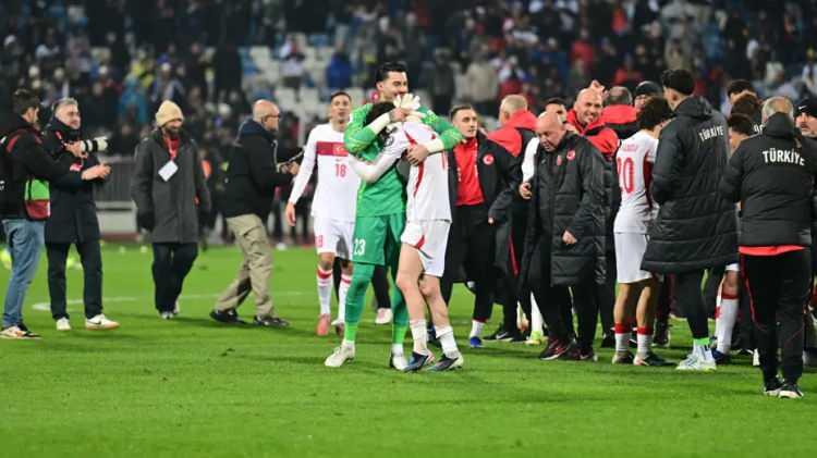 <p>Devre arasından sonra Montella'nın oyuncuları yenilenmiş bir inan&ccedil;la sahaya &ccedil;ıktı. Orta sahada oyun sıkı ge&ccedil;se de, T&uuml;rkiye 53. dakikada bir kontra atakla &ouml;ne ge&ccedil;ti. Kenan Yıldız'ın kanatta oynadığı iyi organize edilmiş bir ge&ccedil;işin ardından, topu Orkun K&ouml;kc&uuml;'ye pasladı; top kale &ccedil;izgisini ge&ccedil;ti ve Kerem Akt&uuml;rkoğlu topu ağlara g&ouml;ndererek skoru belirledi.</p>
