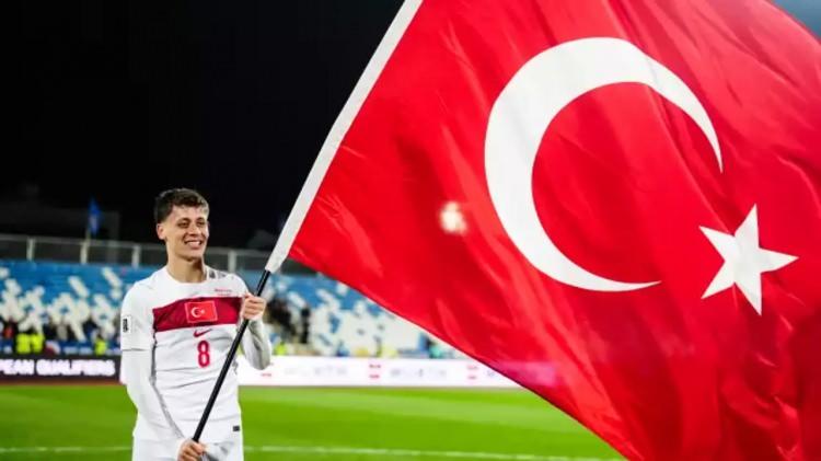 <p><strong>'ARDA G&Uuml;LER BİR EFSANEDİR'</strong></p>
