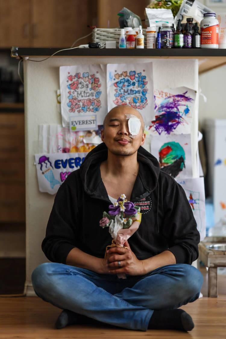 <p><span style="color:#B22222"><strong>SOL G&Ouml;Z&Uuml;N&Uuml; KAYBETTİ</strong></span></p>

<p><strong>Bu k&ouml;t&uuml; huylu t&ouml;mer g&uuml;nden g&uuml;ne ilerlemiş Duong'un sol g&ouml;z&uuml;n&uuml;n sinirine kan akışını engelleyerek g&ouml;rme kaybına neden olmuştu.</strong></p>
