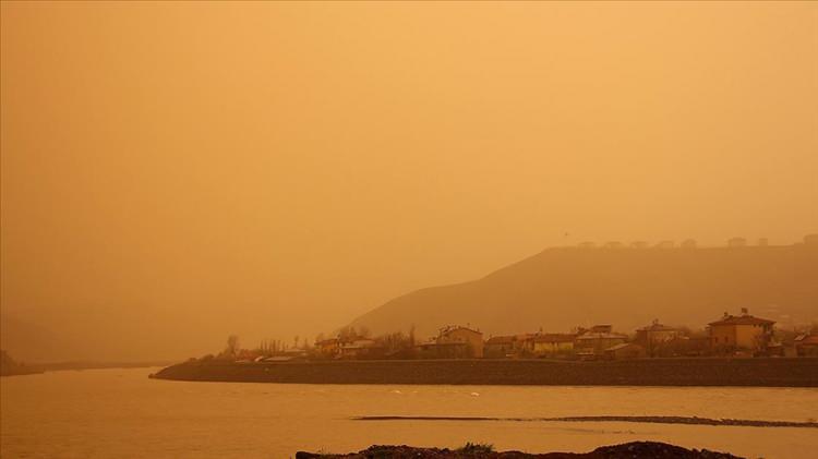 <p>Sel, su baskını, yıldırım, yağış anında kuvvetli r&uuml;zgar ile &ccedil;amur şeklinde yağış ve ulaşımda aksamalar gibi olumsuzluklara karşı vatandaşlara uyarı yapıldı.</p>

<p>&nbsp;</p>

