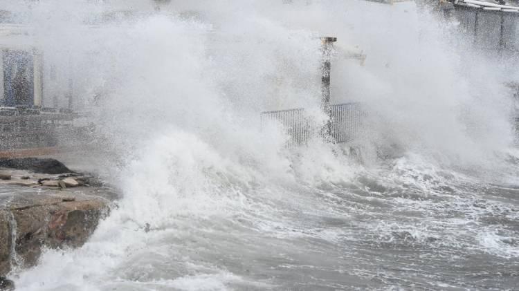 <p><span style="color:#B22222"><strong>R&Uuml;ZGAR SAATTE 80 KİLOMETREYİ BULACAK</strong></span></p>

<p>&nbsp;</p>

<p>R&uuml;zgarın; Marmara&rsquo;nın Kuzeyli, Ege, Akdeniz, İ&ccedil; Anadolu ve Orta Karadeniz&rsquo;de g&uuml;neyli y&ouml;nlerden kuvvetli (40-60 km/saat), Kıyı Ege&rsquo;de yer yer fırtına (60- 80 km / saat) şeklinde esmesi bekleniyor.&nbsp;</p>
