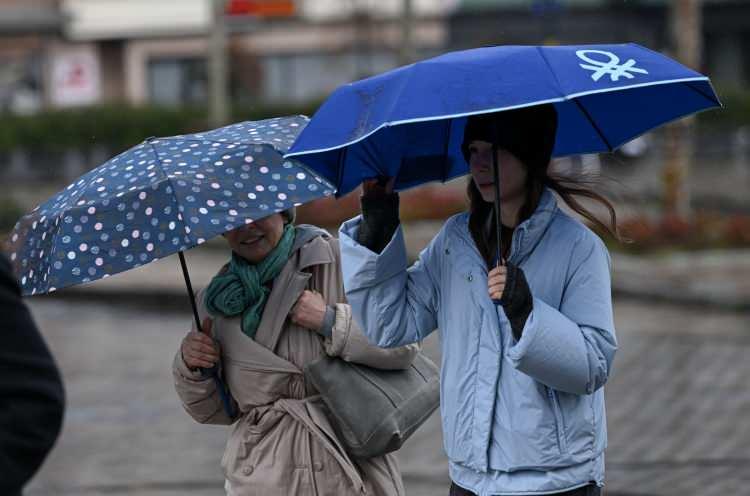 <p>Yağışların; genellikle yağmur ve sağanak, Doğu Karadeniz&rsquo;in i&ccedil; kesimleri ile Doğu Anadolu&rsquo;nun kuzey ve doğusunun y&uuml;kseklerinde karla karışık yağmur ve yer yer kar şeklinde olması bekleniyor.</p>

<p>&nbsp;</p>
