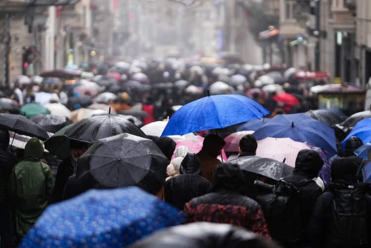 <p>Yağışların tek bir sistemle sınırlı kalmayacağını ifade eden Tek, <strong>"Yarın Akdeniz'den yeni bir sistem geliyor. Peş peşe gelen 'siklon aileleri' var. Bu nedenle yurdun b&uuml;y&uuml;k b&ouml;l&uuml;m&uuml;nde yağışlar devam edecek"</strong> ifadelerini kullandı.&nbsp;</p>

<p>&nbsp;</p>
