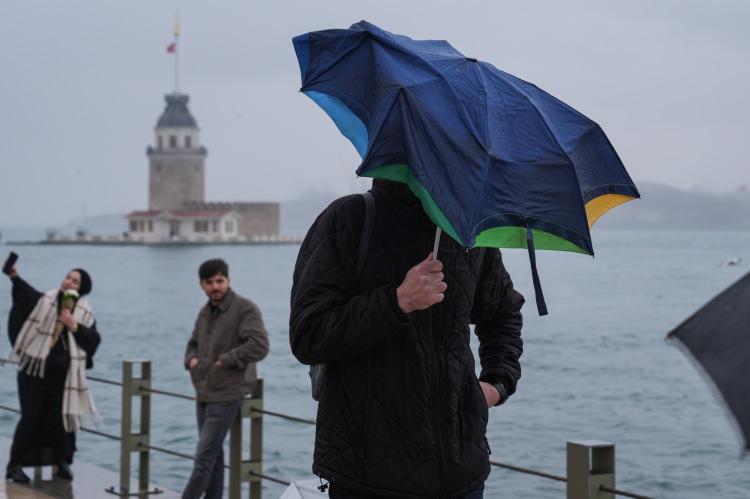 <p><strong>İŞTE İL İL 2 NİSAN İL İL HAVA DURUMU</strong></p>

<p>&nbsp;</p>

<p><br />
MARMARA<br />
&Ccedil;ok bulutlu, b&ouml;lge genelinin aralıklı sağanak yağışlı ge&ccedil;eceği tahmin ediliyor. Yağışların, Sakarya &ccedil;evrelerinde yerel kuvvetli bekleniyor. R&uuml;zg&acirc;rın, kuzey ve kuzeydoğu y&ouml;nlerden kuvvetli (40-60 km/saat) esmesi tahmin ediliyor. B&ouml;lgenin g&uuml;neyinde toz taşınımı bekleniyor.</p>

<p>&Ccedil;ANAKKALE &deg;C, 17&deg;C<br />
&Ccedil;ok bulutlu, aralıklı sağanak yağışlı</p>

<p>EDİRNE &deg;C, 17&deg;C<br />
&Ccedil;ok bulutlu, aralıklı sağanak yağışlı</p>

<p>İSTANBUL &deg;C, 17&deg;C<br />
&Ccedil;ok bulutlu, aralıklı sağanak yağışlı</p>

<p>KOCAELİ &deg;C, 22&deg;C<br />
&Ccedil;ok bulutlu, aralıklı sağanak yağışlı</p>
