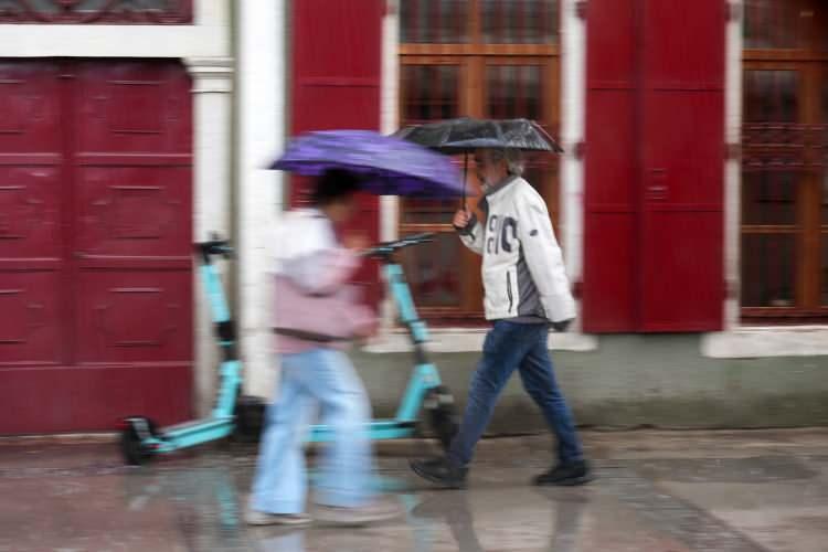 <p>AKDENİZ<br />
&Ccedil;ok bulutlu, b&ouml;lge genelinin aralıklı sağanak ve yer yer g&ouml;k g&uuml;r&uuml;lt&uuml;l&uuml; sağanak yağışlı ge&ccedil;eceği tahmin ediliyor. Yağışların, yerel kuvvetli olması bekleniyor. Batı kıyılarında toz taşınımı ile beraber r&uuml;zg&acirc;rın g&uuml;neyli y&ouml;nlerden kuvvetli, yer yer fırtına (40-60 km/sa) şeklinde esmesitahmin ediliyor.</p>

<p>ADANA &deg;C, 18&deg;C<br />
&Ccedil;ok bulutlu, aralıklı sağanak yağışlı ge&ccedil;eceği tahmin ediliyor. Yağışların, yerel kuvvetli olması bekleniyor.</p>

<p>ANTALYA &deg;C, 19&deg;C<br />
&Ccedil;ok bulutlu, aralıklı sağanak yağışlı ge&ccedil;eceği tahmin ediliyor. Yağışların, yerel kuvvetli olması bekleniyor.</p>

<p>HATAY &deg;C, 16&deg;C<br />
&Ccedil;ok bulutlu, aralıklı sağanak yağışlı ge&ccedil;eceği tahmin ediliyor. Yağışların, yerel kuvvetli olması bekleniyor.</p>

<p>MERSİN &deg;C, 19&deg;C<br />
&Ccedil;ok bulutlu, aralıklı sağanak yağışlı ge&ccedil;eceği tahmin ediliyor. Yağışların, yerel kuvvetli olması bekleniyor.</p>
