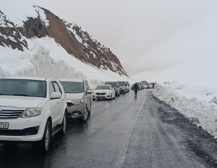 <p>Doğu Karadeniz'in i&ccedil; kesimleri ile Doğu Anadolu'da y&uuml;ksek kar &ouml;rt&uuml;s&uuml;ne sahip eğimli alanlarda &ccedil;ığ ve kar erimesi tehlikesi bulunmaktadır.</p>

<p>&nbsp;</p>

