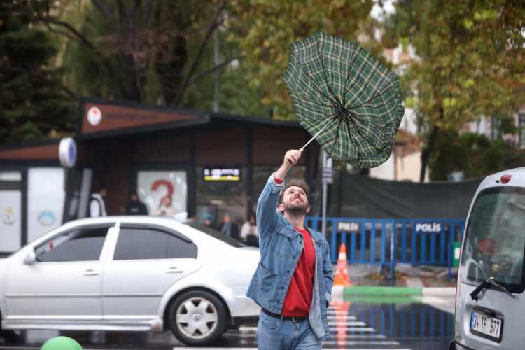 <p>EGE</p>

<p><br />
&Ccedil;ok bulutlu, b&ouml;lge genelinin aralıklı sağanak, kıyı kesimlerinin g&ouml;k g&uuml;r&uuml;lt&uuml;l&uuml; sağanak yağışlı ge&ccedil;eceği tahmin ediliyor. Yağışların, gece saatlerinden itibaren İzmir ve Aydın kıyıları ile Muğla &ccedil;evrelerinde yerel kuvvetli olması bekleniyor. Kıyı kesimlerinde toz taşınımı ile beraber r&uuml;zg&acirc;rın g&uuml;neyli y&ouml;nlerden kuvvetli, yer yer fırtına (40-80 km/sa) şeklinde esmesi tahmin ediliyor.</p>

<p>A.KARAHİSAR &deg;C, 17&deg;C<br />
&Ccedil;ok bulutlu, aralıklı sağanak yağışlı</p>

<p>DENİZLİ &deg;C, 20&deg;C<br />
&Ccedil;ok bulutlu, aralıklı sağanak yağışlı</p>

<p>İZMİR &deg;C, 17&deg;C<br />
&Ccedil;ok bulutlu ve aralıklı sağanak yağışlı ge&ccedil;eceği tahmin ediliyor. Yağışların, gece saatlerinden itibaren kıyı kesimlerinde yerel kuvvetli olması bekleniyor.</p>

<p>MUĞLA &deg;C, 12&deg;C<br />
&Ccedil;ok bulutlu, aralıklı sağanak yağışlı ge&ccedil;eceği tahmin ediliyor. Yağışların, gece saatlerinden itibaren yerel kuvvetli olması bekleniyor.</p>
