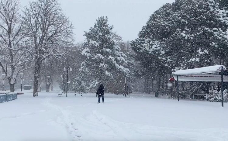 <p>DOĞU ANADOLU<br />
Par&ccedil;alı ve &ccedil;ok bulutlu, b&ouml;lge genelinin aralıklı yağmurlu, kuzey ve doğusunun y&uuml;kseklerinin karla karışık yağmur ve yer yer kar yağışlı ge&ccedil;eceği tahmin ediliyor. Doğusunun y&uuml;ksek kar &ouml;rt&uuml;s&uuml;ne sahip eğimli kesimlerinde &ccedil;ığ tehlikesi bulunmaktadır.</p>

<p>ERZURUM &deg;C, 9&deg;C<br />
Par&ccedil;alı ve &ccedil;ok bulutlu, aralıklı yağmurlu y&uuml;ksekleri karla karışık yağmur ve yer yer kar yağışlı</p>

<p>KARS &deg;C, 10&deg;C<br />
Par&ccedil;alı ve &ccedil;ok bulutlu, aralıklı yağmurlu y&uuml;ksekleri karla karışık yağmur ve yer yer kar yağışlı</p>

<p>MALATYA &deg;C, 13&deg;C<br />
Par&ccedil;alı ve &ccedil;ok bulutlu, aralıklı yağmur ve sağanak yağışlı</p>

<p>VAN &deg;C, 11&deg;C<br />
Par&ccedil;alı ve &ccedil;ok bulutlu, aralıklı yağmur ve sağanak yağışlı</p>
