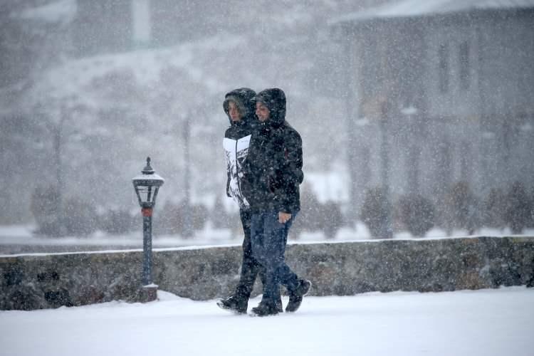 <p>ORTA ve DOĞU KARADENİZ<br />
Par&ccedil;alı ve &ccedil;ok bulutlu, b&ouml;lge genelinin aralıklı yağmur ve sağanak yağışlı ge&ccedil;eceği tahmin ediliyor. Doğu Karadeniz'in i&ccedil; kesimlerinde y&uuml;ksek kar &ouml;rt&uuml;s&uuml;ne sahip eğimli alanlarda &ccedil;ığ tehlikesi bulunmaktadır.</p>

<p>AMASYA &deg;C, 18&deg;C<br />
Par&ccedil;alı ve &ccedil;ok bulutlu, sağanak yağışlı</p>

<p>ARTVİN &deg;C, 23&deg;C<br />
&Ccedil;ok bulutlu, sağanak yağışlı</p>

<p>SAMSUN &deg;C, 17&deg;C<br />
Par&ccedil;alı ve &ccedil;ok bulutlu, aralıklı sağanak yağışlı gece saatlerinden itibaren g&ouml;k g&uuml;r&uuml;lt&uuml;l&uuml; sağanak yağışlı</p>

<p>TRABZON &deg;C, 19&deg;C<br />
&Ccedil;ok bulutlu, sağanak yağışlı</p>
