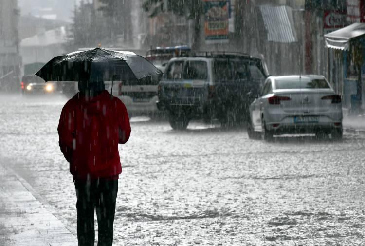 <p>İ&Ccedil; ANADOLU<br />
Par&ccedil;alı ve &ccedil;ok bulutlu, b&ouml;lge genelinin aralıklı sağanak ve g&ouml;k g&uuml;r&uuml;lt&uuml;l&uuml; sağanak yağışlı ge&ccedil;eceği tahmin ediliyor. Yağışların, Ankara, Kırıkkale ve &Ccedil;ankırı &ccedil;evrelerinde yerel kuvvetli olması bekleniyor. R&uuml;zgarın, g&uuml;neyli y&ouml;nlerden kuvvetli, yer yer fırtına (40-60 km/sa) şeklinde esmesi tahmin edilyor.</p>

<p>ANKARA &deg;C, 17&deg;C<br />
&Ccedil;ok bulutlu, aralıklı sağanak ve g&ouml;k g&uuml;r&uuml;lt&uuml;l&uuml; sağanak yağışlı ge&ccedil;eceği tahmin ediliyor. Yağışların, yerel kuvvetli olması bekleniyor.</p>

<p>ESKİŞEHİR &deg;C, 21&deg;C<br />
&Ccedil;ok bulutlu, aralıklı sağanak yağışlı</p>

<p>KONYA &deg;C, 19&deg;C<br />
&Ccedil;ok bulutlu, aralıklı sağanak yağışlı</p>

<p>NEVŞEHİR &deg;C, 19&deg;C<br />
&Ccedil;ok bulutlu, aralıklı sağanak yağışlı</p>
