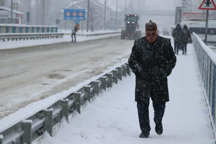 <p>G&Uuml;NEYDOĞU ANADOLU<br />
Par&ccedil;alı ve &ccedil;ok bulutlu, b&ouml;lge genelinin aralıklı sağanak yağışlı ge&ccedil;eceği tahmin ediliyor. Yağışların, Adıyaman, Gaziantep ve Kilis &ccedil;evreleri ile Şanlıurfa'nın batısında yerel kuvvetli olması tahmin ediliyor.</p>

<p>DİYARBAKIR 6&deg;C, 14&deg;C<br />
&Ccedil;ok bulutlu, aralıklı sağanak yağışlı</p>

<p>GAZİANTEP 9&deg;C, 12&deg;C<br />
&Ccedil;ok bulutlu, aralıklı sağanak yağışlı ge&ccedil;eceği tahmin ediliyor. Yağışların, yerel kuvvetli olması tahmin ediliyor.</p>

<p>&nbsp;</p>
